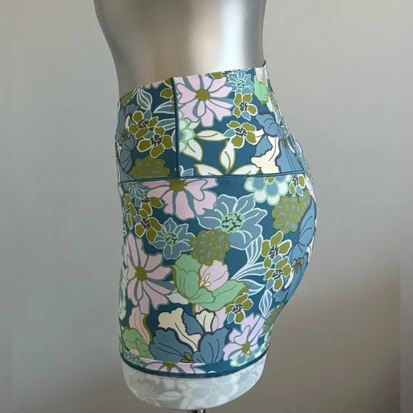 Free ✅Offline Hi Rise Floral Shorts - Picture 5 of 16